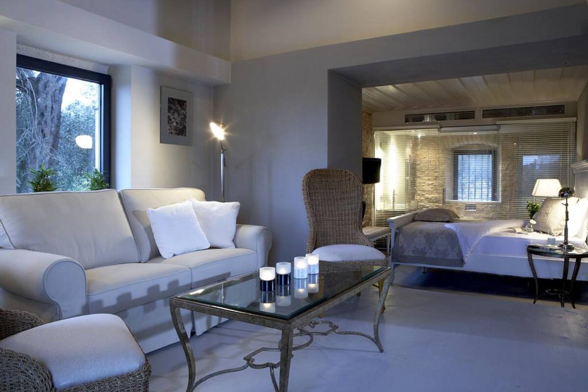 Tower Junior Suite with Garden View | ميني بار وخزنة داخل الغرفة ومكتب وتجهيزات عازلة للصوت
