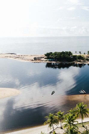 In Strandnähe, weißer Sandstrand, Strandtücher