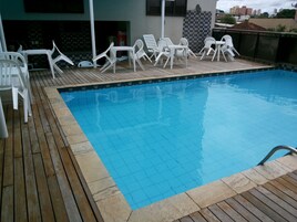 Piscina externa, funciona das 9h às 17h, espreguiçadeiras