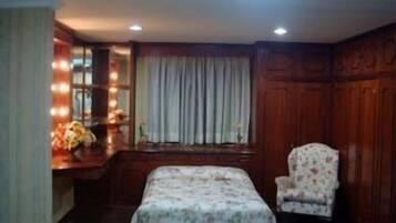 Escrivaninha, ferros/tábuas de passar roupa, Wi-Fi de cortesia