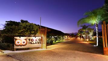 Fachada da propriedade à noite