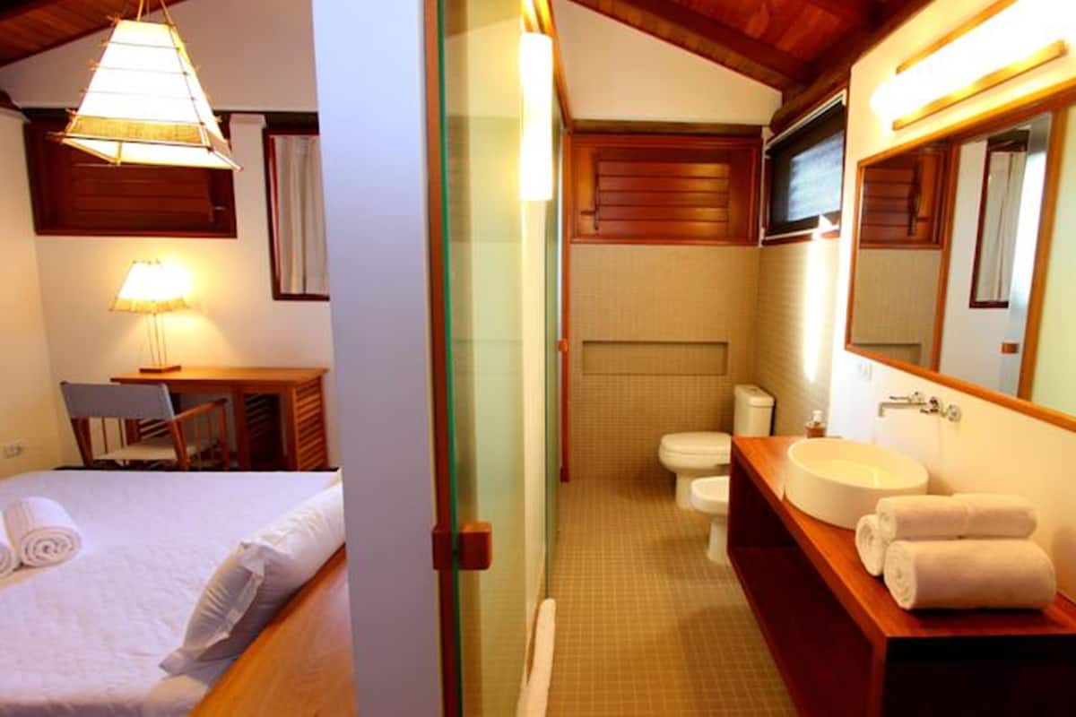 Salle de bain | Douche, séchoir à cheveux, bidet, serviettes fournies