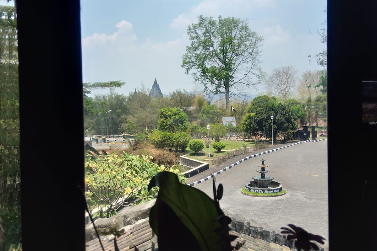 breakfast, lunch, dinner served; indonesian cuisine