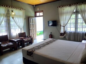 Kamer (Prambanan - with minibar) | 1 slaapkamer, een kluis op de kamer, een bureau