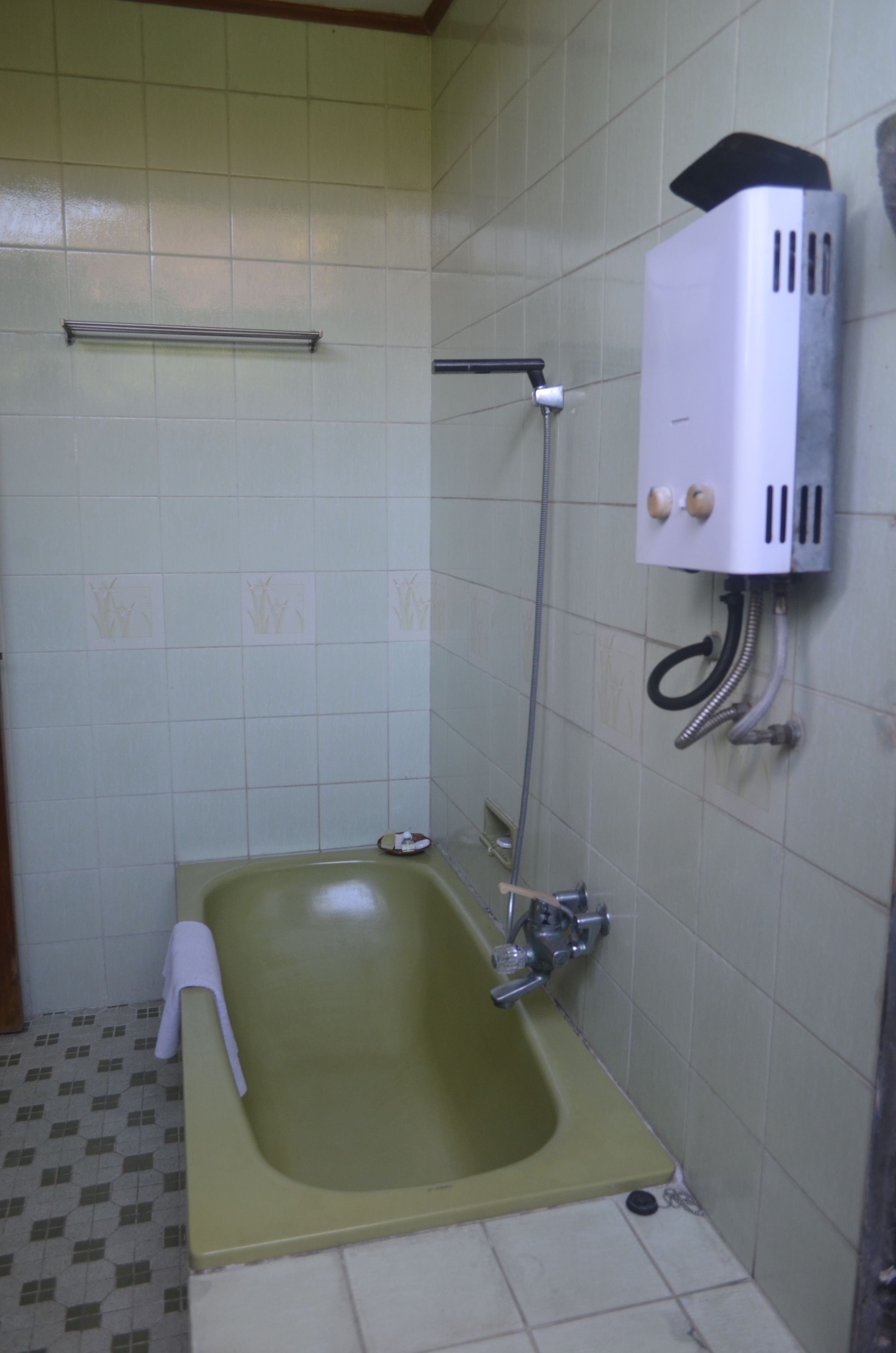 combined shower/bathtub, slippers, towels