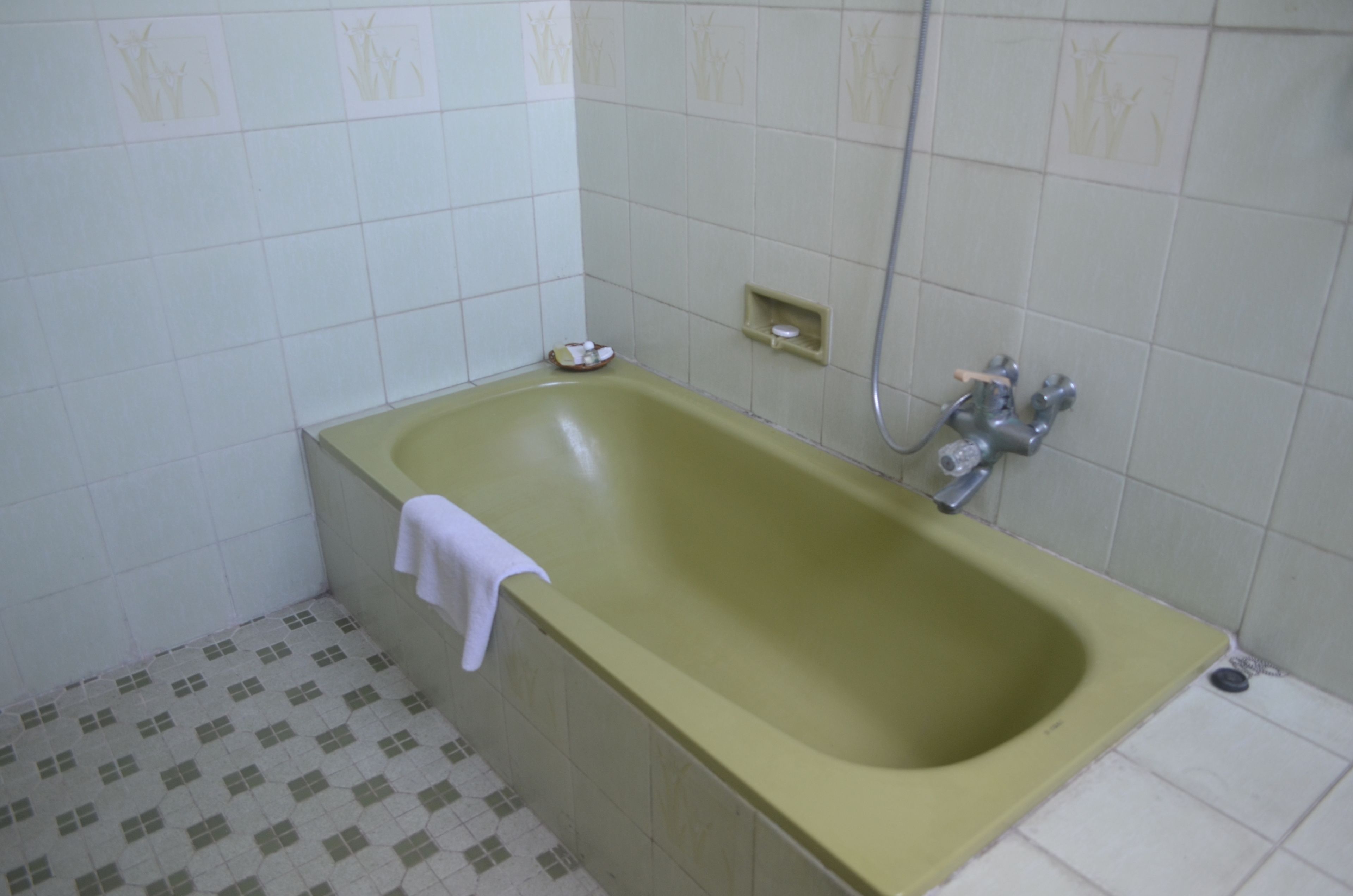 combined shower/bathtub, slippers, towels