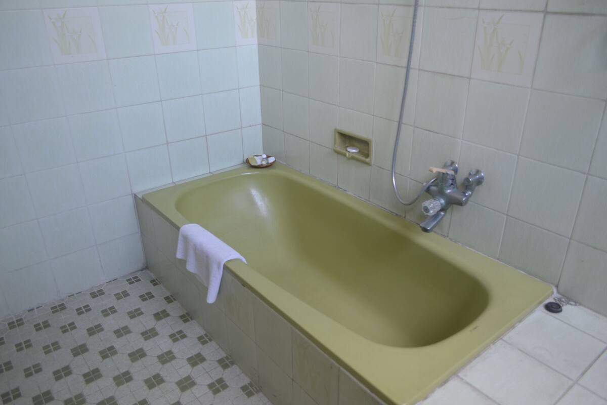 combined shower/bathtub, slippers, towels