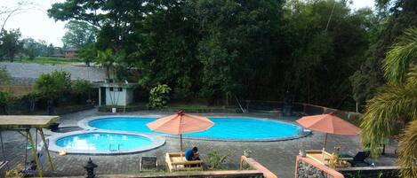 2 kolam renang outdoor, dengan payung kolam renang dan kursi berjemur