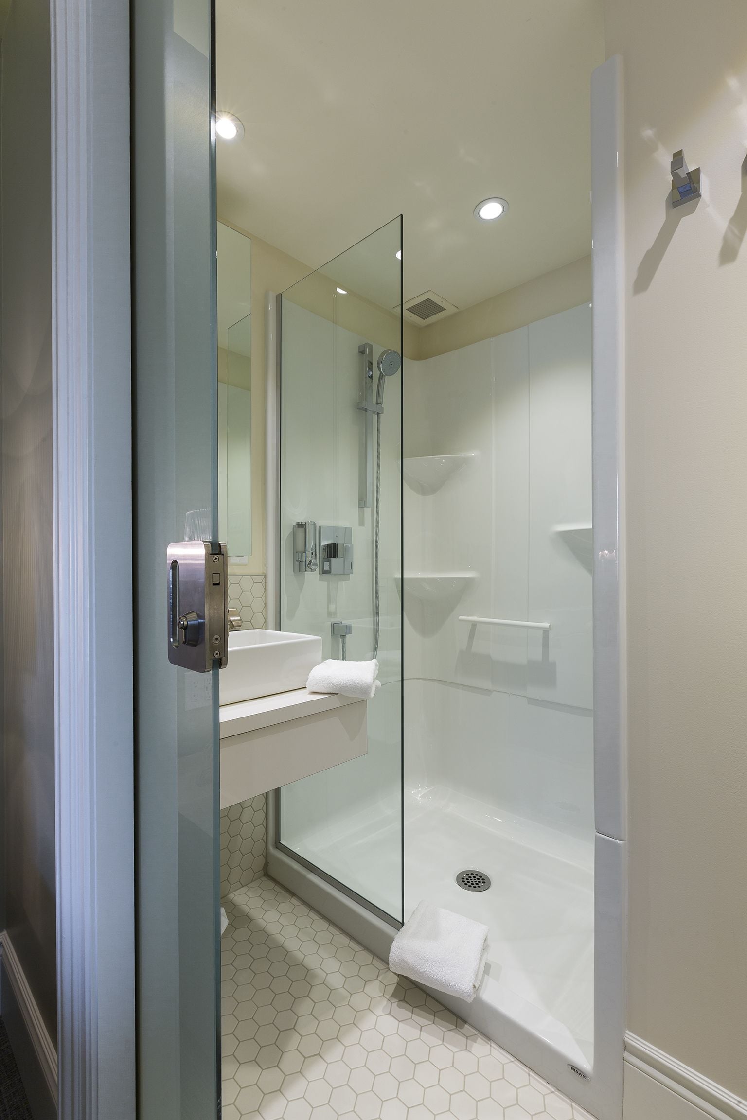 standard room, 1 queen bed (chaleureuses) | bathroom | free toiletries, hair dryer, bathrobes, towels