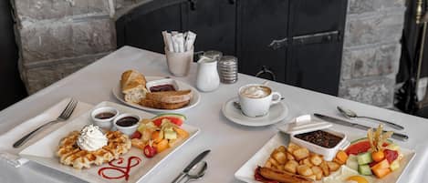 Se sirven desayunos, cenas, brunch y cocina francesa