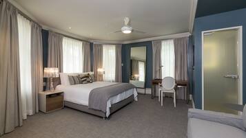 슈피리어룸, 퀸사이즈침대 1개, 강 전망 (Tourelles) | 필로우탑 침대, 객실 내 금고, 책상, 암막 커튼