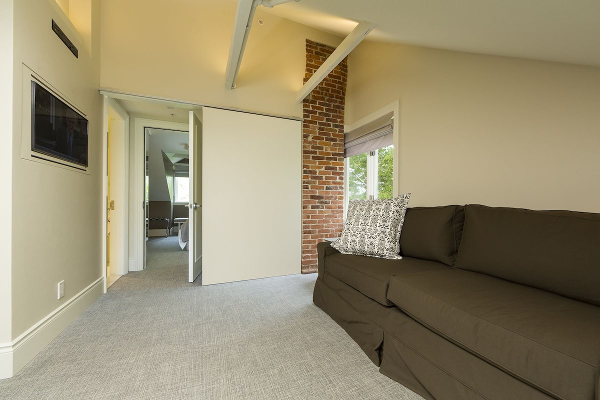 suite | living area | flat-screen tv