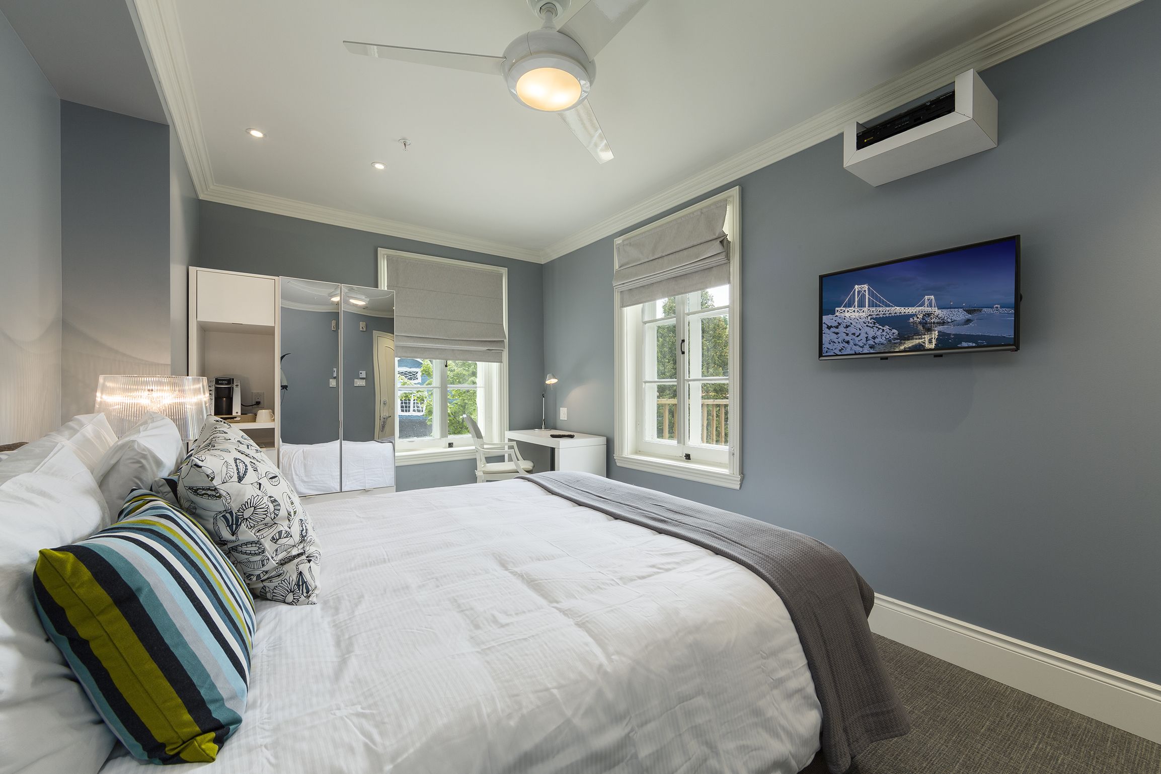 standard room, 1 queen bed (chaleureuses) | pillow-top beds, in-room safe, desk, blackout curtains