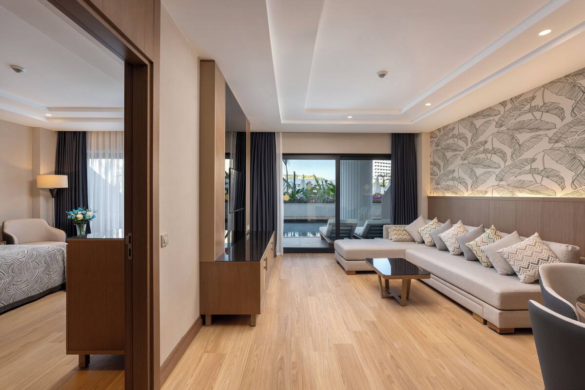 Une chambre d’hôtel moderne comprenant un canapé, une table à manger et un lit.