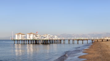 Privatstrand, Liegestühle, Sonnenschirme, Strandtücher