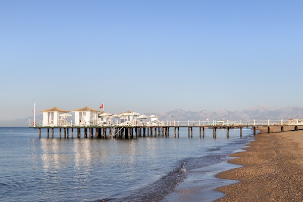 Yksityinen ranta, aurinkotuoleja, aurinkovarjoja, rantapyyhkeitä