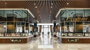 Un intérieur moderne avec un espace central ouvert, des cloisons en verre et un plancher poli.
