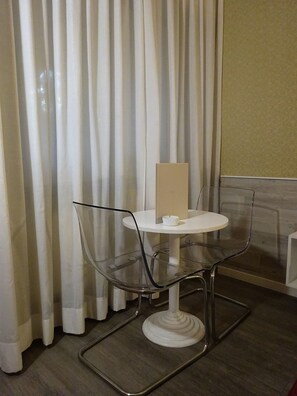 Minibar, Zimmersafe, Schreibtisch, schallisolierte Zimmer