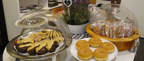 Café da manhã self-service grátis todos os dias