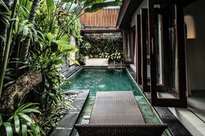 屋  内 / 屋外プール