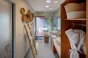 Grand One Bedroom Villa with Private Pool | Baño | Bañera y ducha independientes y cabezal de ducha tipo lluvia