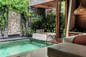 Grand One Bedroom Villa with Private Pool | 浴室 | 獨立浴缸和淋浴設備、淋浴花灑、 免費盥洗用品、吹風機