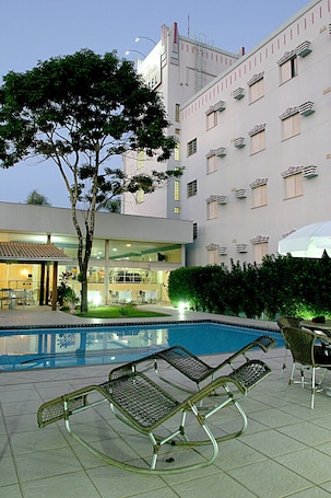 Una piscina al aire libre, sombrillas, sillones reclinables de piscina. Aero Park Hotel