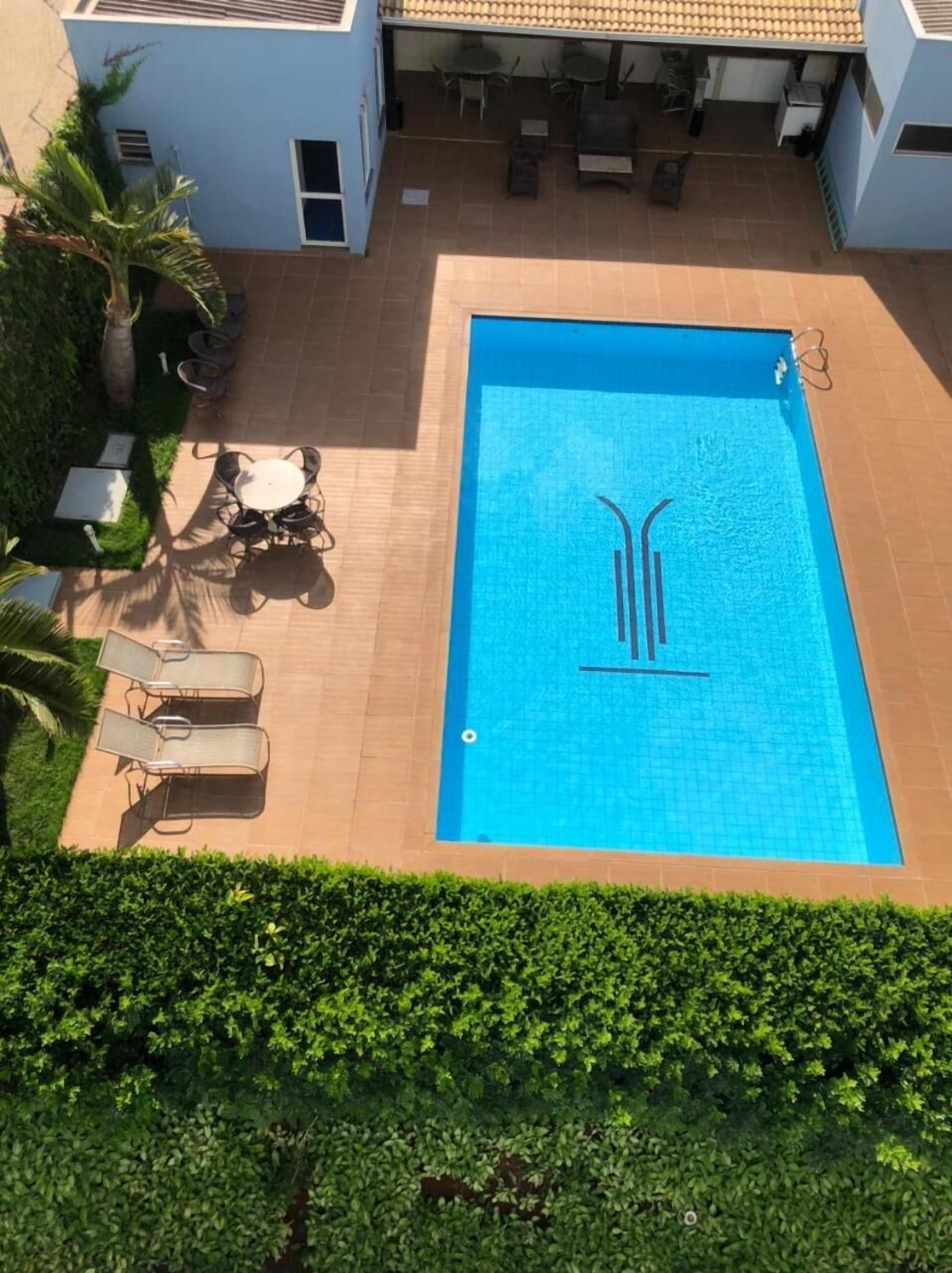 Piscina externa, guarda-sóis, espreguiçadeiras