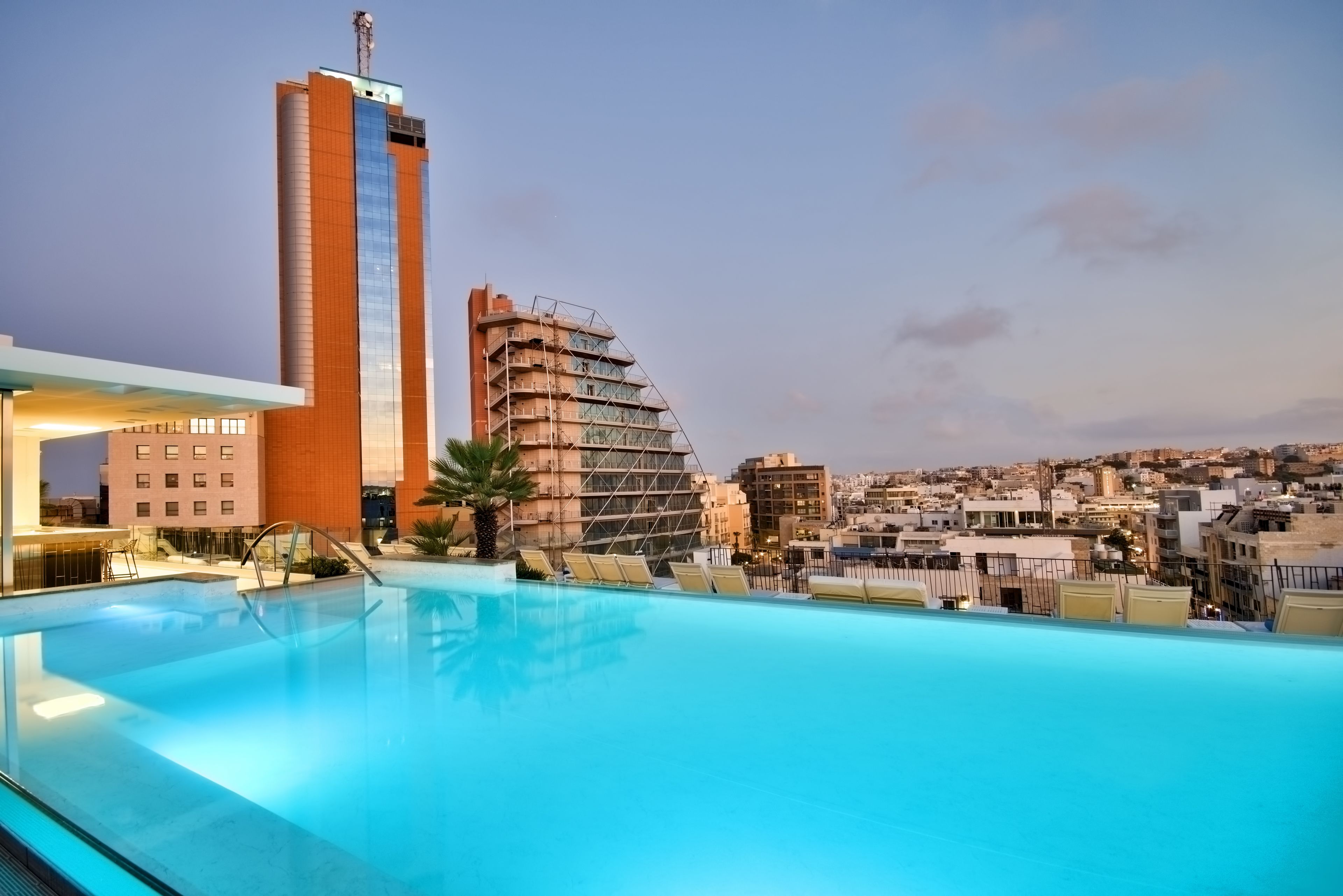 حمام سباحة على السطح