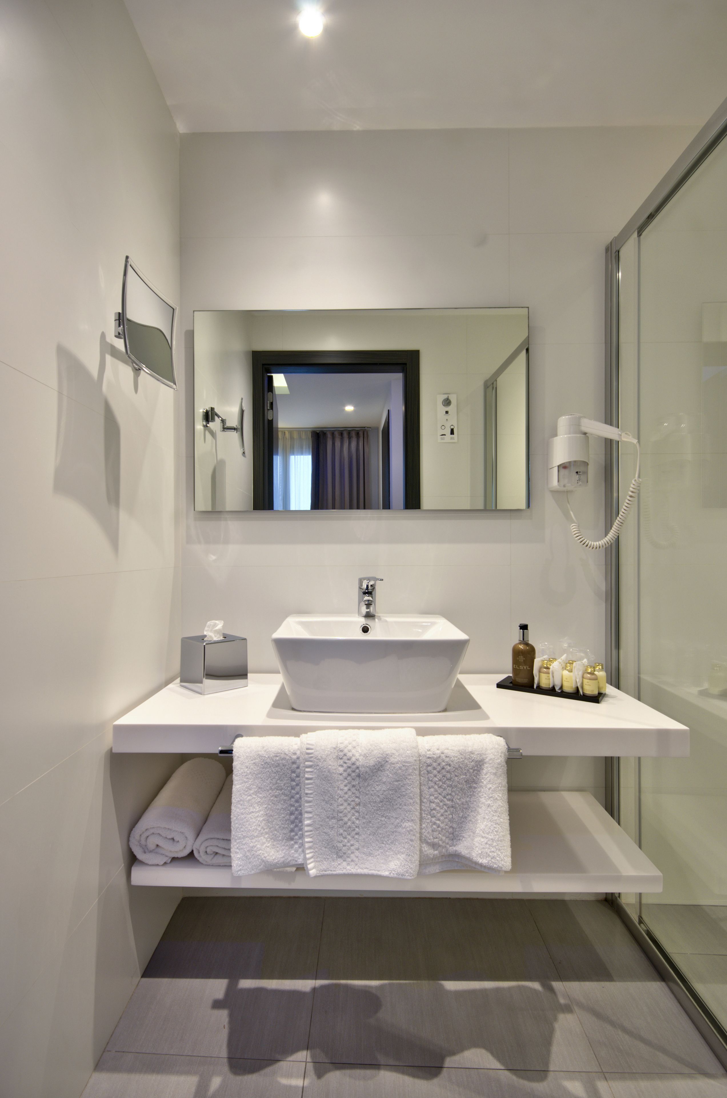 shower, rainfall showerhead, free toiletries, hair dryer