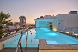Una piscina al aire libre de temporada