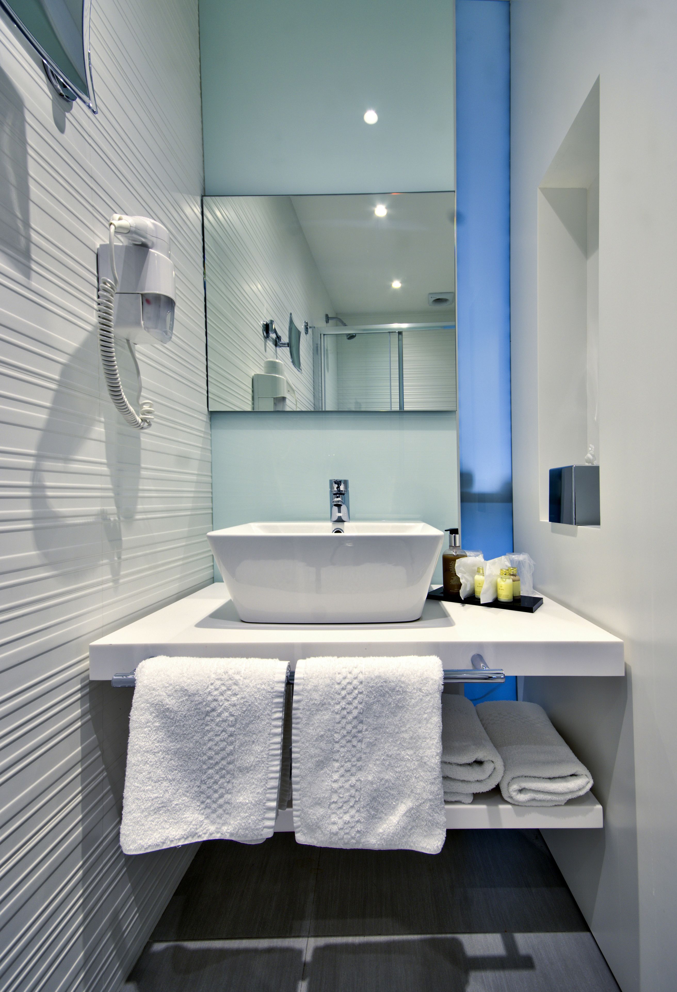 shower, rainfall showerhead, free toiletries, hair dryer