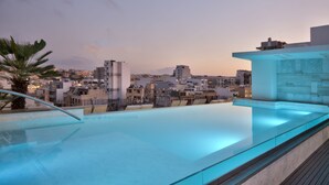 A rooftop infinity pool with a cityscape view. - Hotel Valentina (St. Julian's)