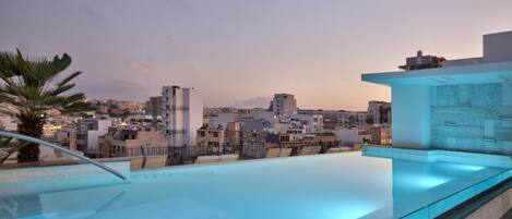 Una piscina infinita en la azotea con vistas a la ciudad.