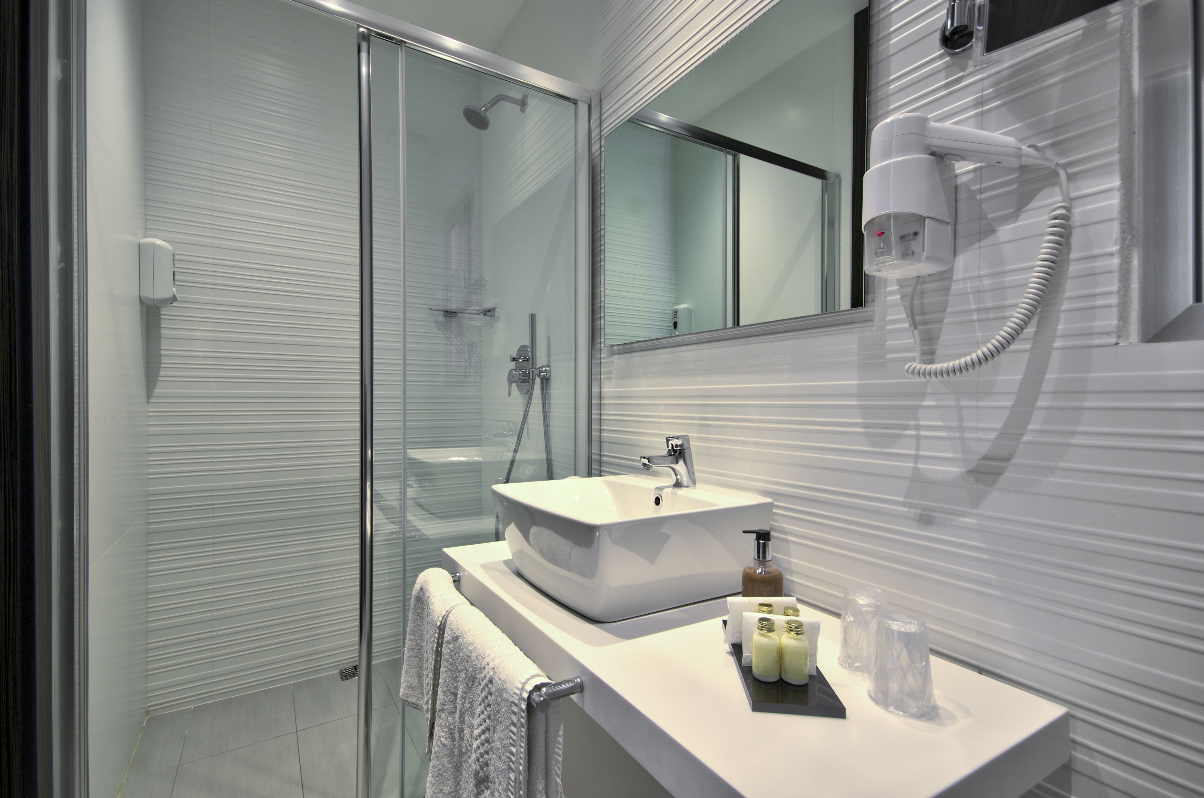 triple room | bathroom | shower, rainfall showerhead, free toiletries, hair dryer