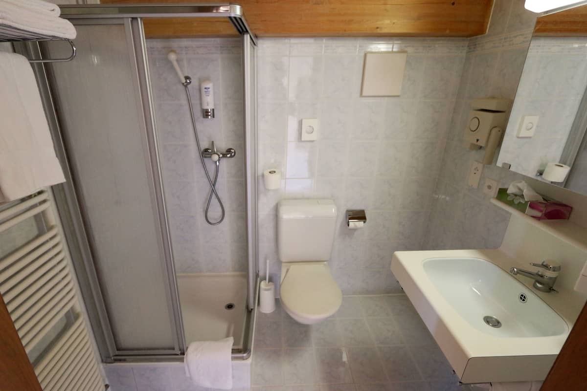 triple room, balcony | bathroom | free toiletries, hair dryer, towels