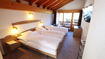 Habitación triple, balcón | Edredón, caja de seguridad en la habitación y insonorización