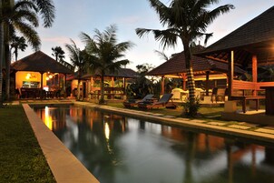 室外泳池；躺椅