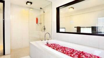 Suite | Bathroom | Shower, free toiletries, hair dryer, bidet