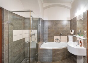 Appartement luxueux, 2 chambres | Salle de bain | Douche, articles de toilette griffés, séchoir à cheveux