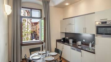 Studio | Private kitchen | Fridge, microwave, oven, stovetop