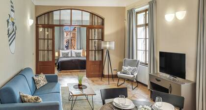 3 Epoques Apartments by Adrez Living