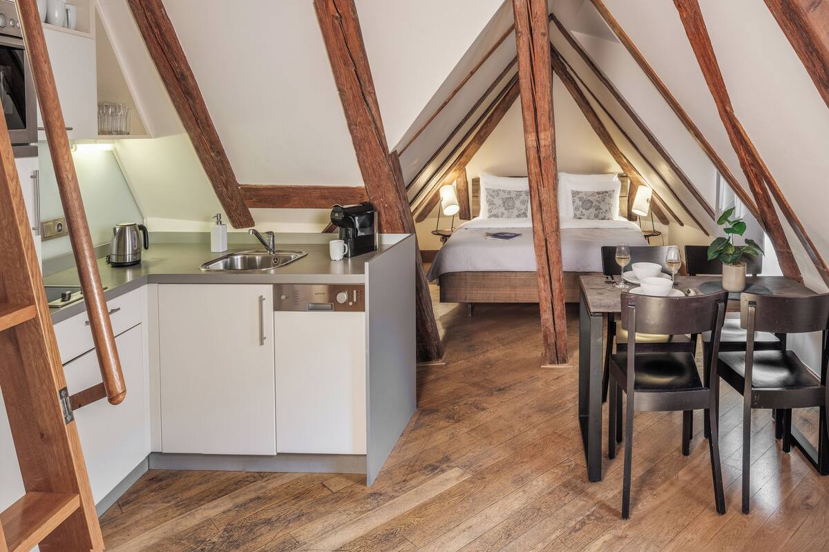 Studio (Attic - 3rd floor) | Allergikerbettwaren, Schreibtisch, laptopgeeigneter Arbeitsplatz