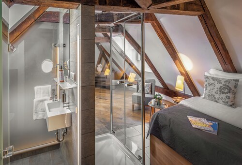 3 Epoques Apartments by Adrez Living