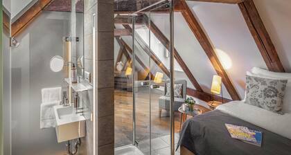 3 Epoques Apartments by Adrez Living
