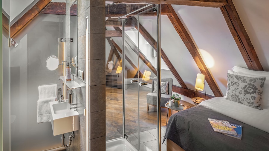 3 Epoques Apartments by Adrez Living