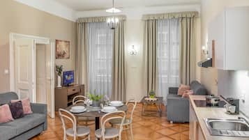Apartment, 1 Bedroom (North America) | Ruang tamu | TV skrin rata