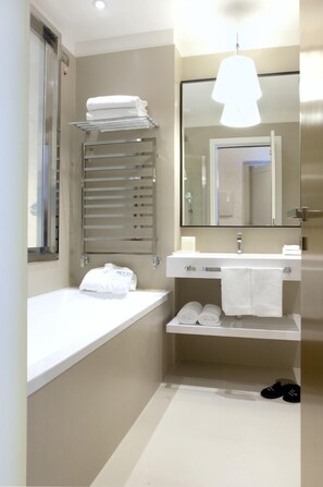 Junior suite | Badkamer | Een diep bad, een regendouche, gratis toiletartikelen, een haardroger