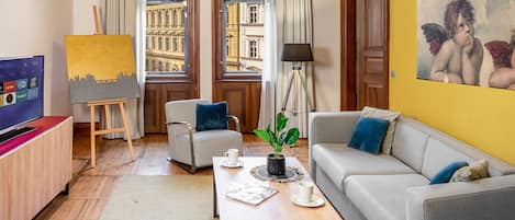 Two Bedroom Apartment with Balcony | Área de estar | TV de tela plana 39 polegadas com canais via satélite, TV