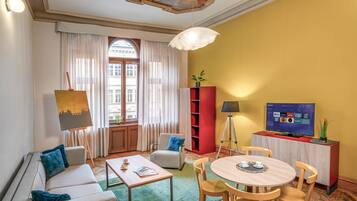 Departamento, 1 habitación | Área de sala de estar | Televisión de pantalla plana de 39 pulgadas con canales vía satélite